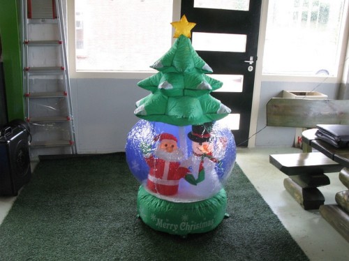 Opblaasfiguur - Kerstboom met bewegende sneeuw (interactief)